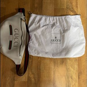 SOLD!!! Gucci Grained Calfskin Leather Vintage Logo Design Belt Bag